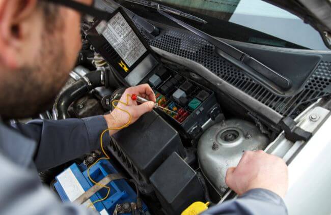 Mobile car mechanic in St Marys diagnosing a vehicle’s electrical system