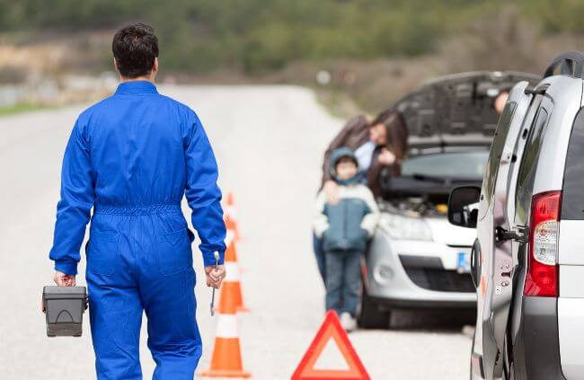 A mobile mechanic in Parramatta arrives to help a family stranded with a broken-down car on the side of the road to get them back on their way.