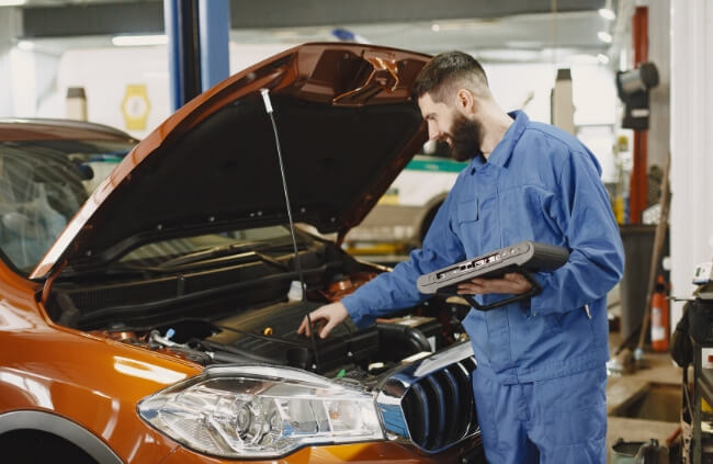 A skilled mobile mechanic in Castle Hill examining a vehicle’s engine to ensure optimal performance