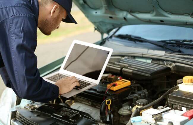 An expert mobile mechanic in Liverpool from Mobile Mechanic Penrith performing a car service to identify engine issues and keep vehicles in top condition.